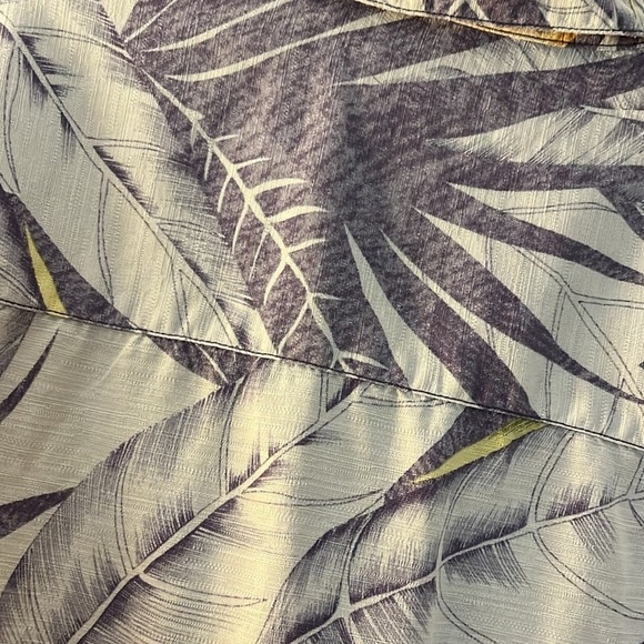 Tommy Bahama men’s 100% silk Hawaiian shirt. Size Small - Picture 9 of 9